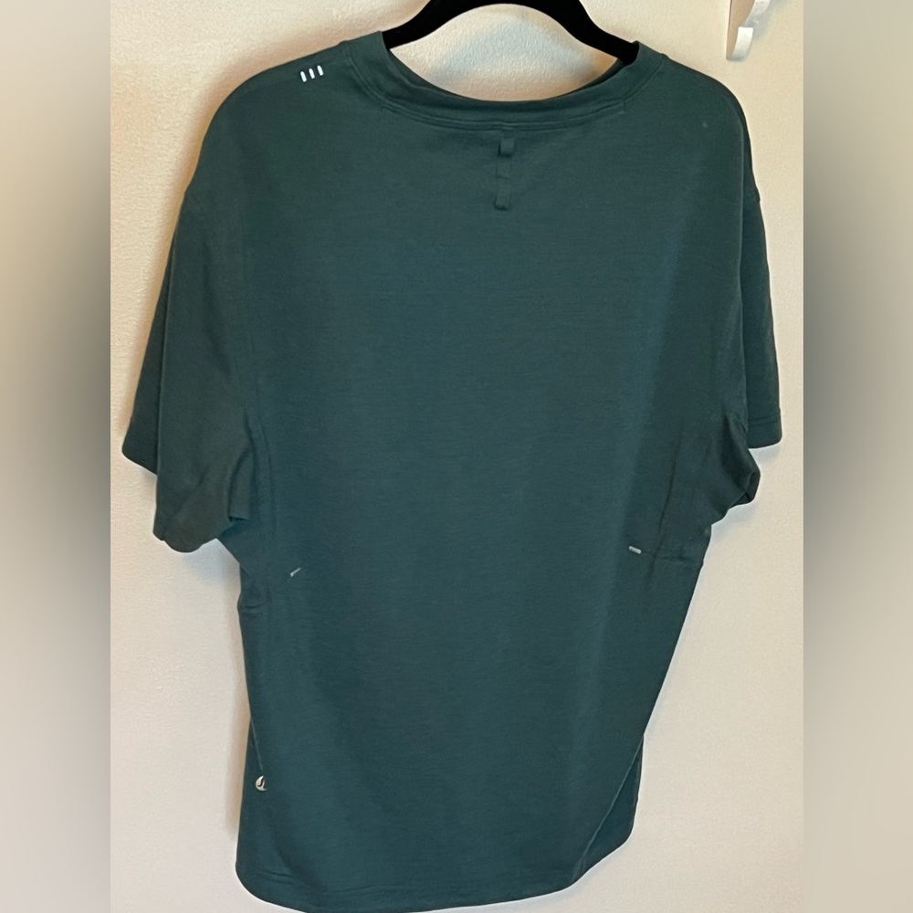Lululemon 🍋 Men’s Easyset Training Short sleeve shirt size M/L (per size guide) - Picture 3 of 8